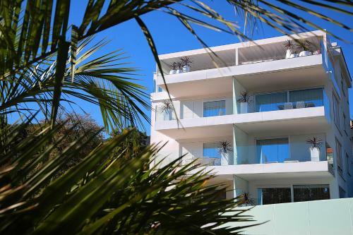 Designed Apartment With Swimming Pool Near The Beach