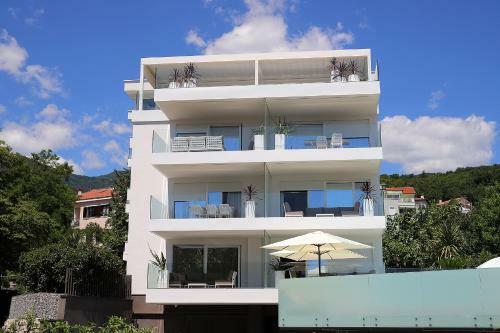 Designed Apartment With Swimming Pool Near The Beach