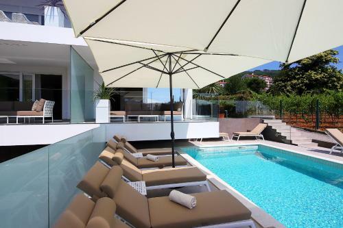 Designed Apartment With Swimming Pool Near The Beach
