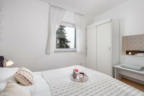 Summer Breeze Apartment With A Pool