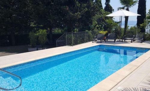 Summer Breeze Apartment With A Pool
