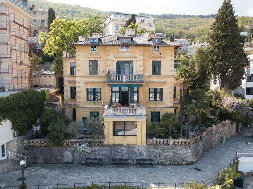 Apartment Villa Regaly