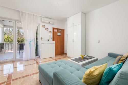 Blue Magic Studio Apartment With A Pool