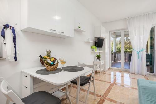 Blue Magic Studio Apartment With A Pool