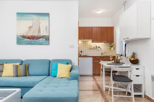 Blue Magic Studio Apartment With A Pool