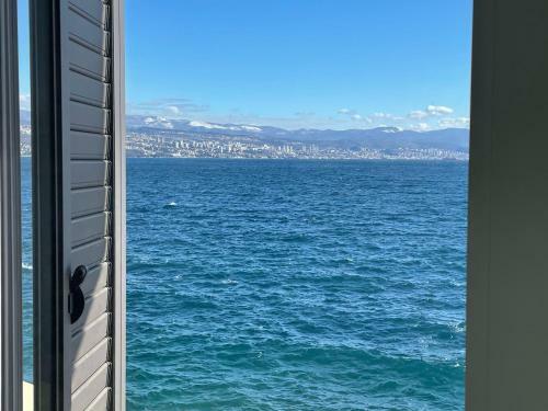 First Row To The Sea - Nautilus Deluxe Apartment