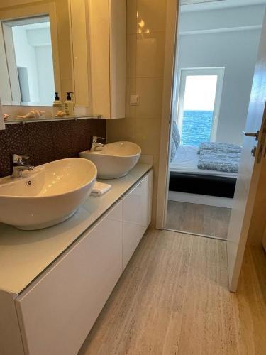 First Row To The Sea - Nautilus Deluxe Apartment