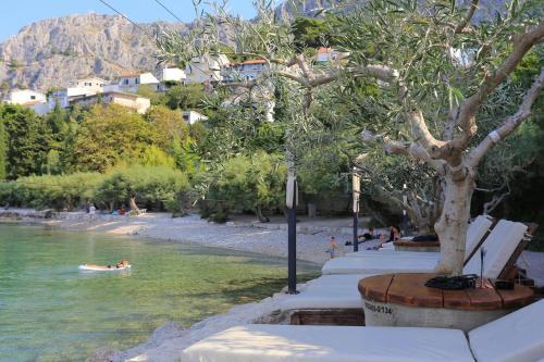 Apartments By The Sea Omis - 8334