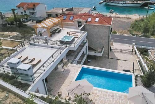 Villa Shoreline