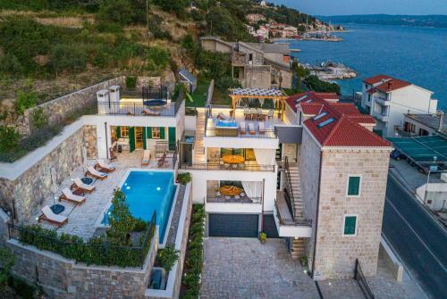 Villa Shoreline