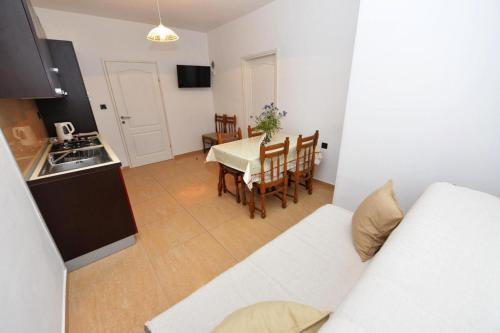 Apartments Lili, Pag Close To The Beach