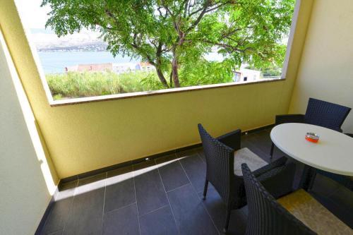 Apartments Lili, Pag Close To The Beach