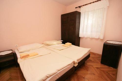 Apartments With A Parking Space Novi Vinodolski - 5514