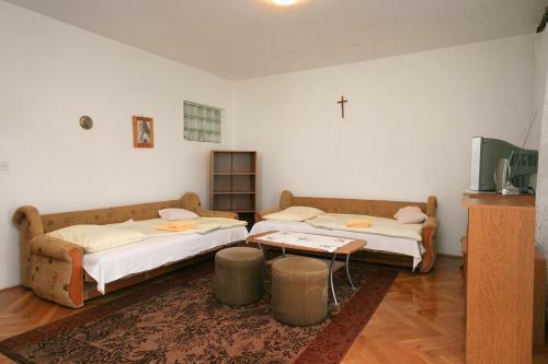 Apartments With A Parking Space Novi Vinodolski - 5514