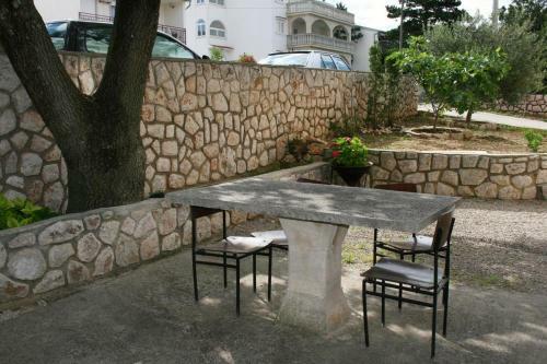 Apartments With A Parking Space Novi Vinodolski - 5514