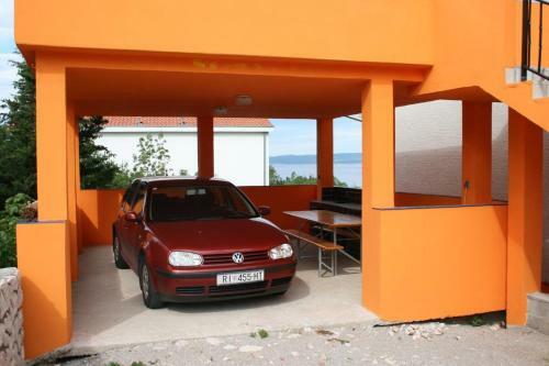 Apartments With A Parking Space Novi Vinodolski - 5514