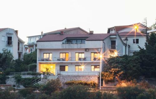 Apartments With A Parking Space Novi Vinodolski - 13159