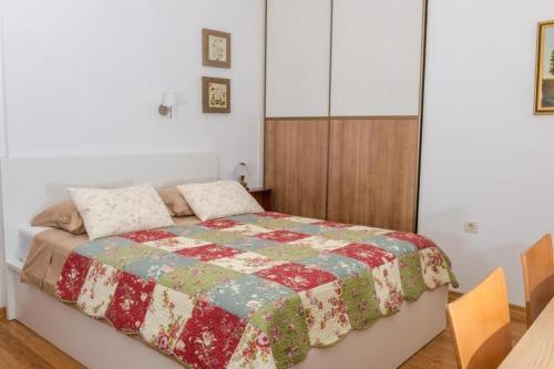 Apartments With A Parking Space Novi Vinodolski - 16360
