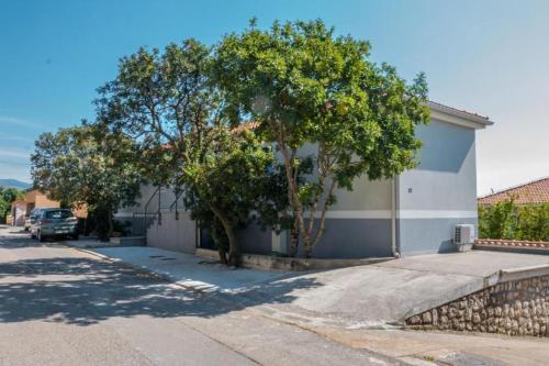 Apartments With A Parking Space Novi Vinodolski - 16360