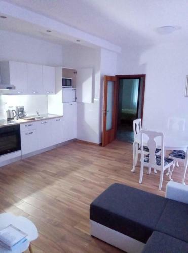 Apartments With A Parking Space Novi Vinodolski - 17596