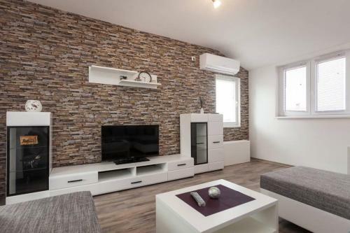 Apartments Lovri?