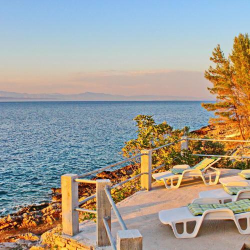 Dona Maria Seafront Villa With Pool