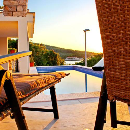 Dona Maria Seafront Villa With Pool