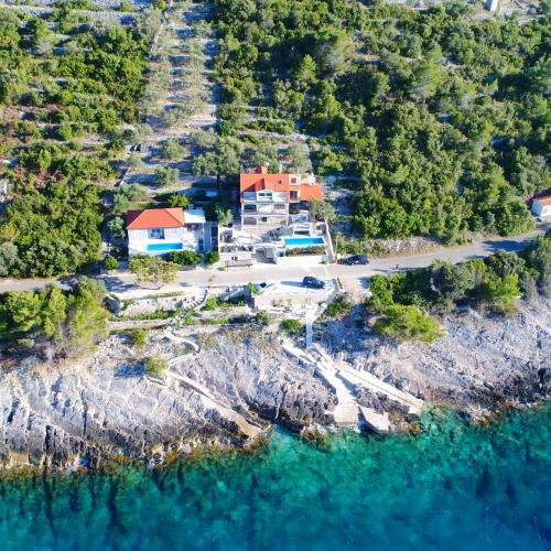 Dona Maria Seafront Villa With Pool
