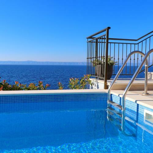 Dona Maria Seafront Villa With Pool