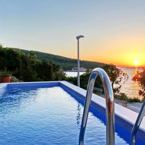 Dona Maria Seafront Villa With Pool