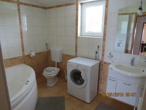 Apartments Loncar-near Zr?e Beach