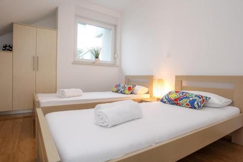 Apartments With A Parking Space Novalja, Pag - 17215