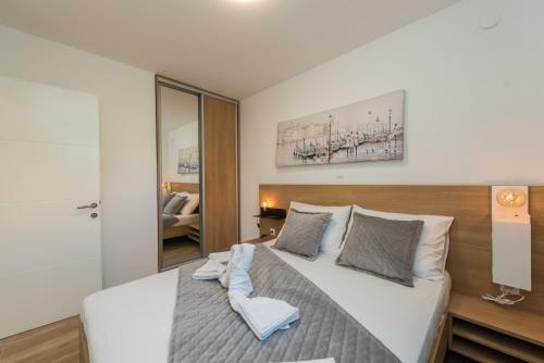 Pool Apartments Banta B