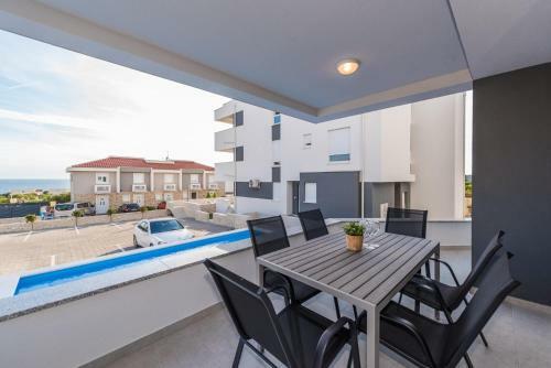 Pool Apartments Banta B