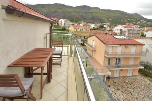 Apartments Bara? Podstrana