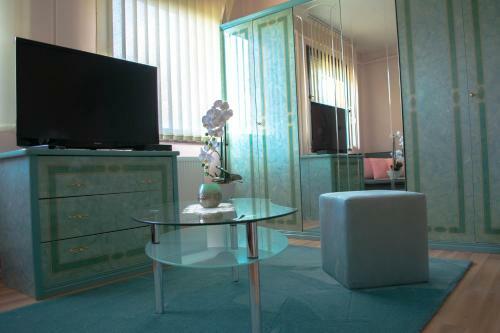 Hostal M�nika Vend�gh�z