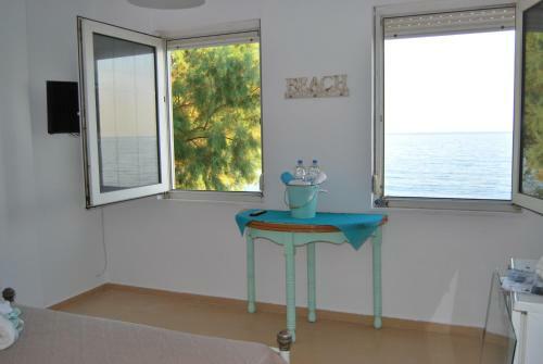 Hatzidakis Beach Retreat