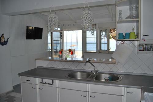 Hatzidakis Beach Retreat
