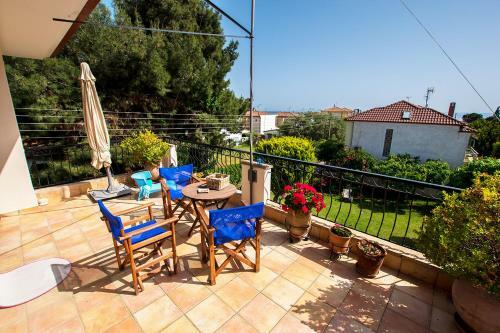 Rustic, Luxurious,garden Villa 70m From The Sea