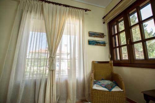 Rustic, Luxurious,garden Villa 70m From The Sea
