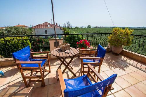 Rustic, Luxurious,garden Villa 70m From The Sea
