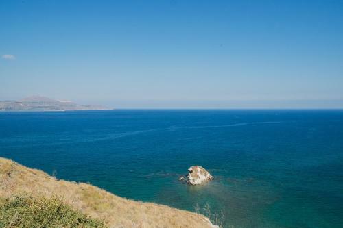 Karavos View - An Artists' Hideaway Paradise