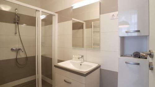 Piacsek Apartmanh�z