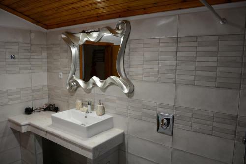 Yiannis House