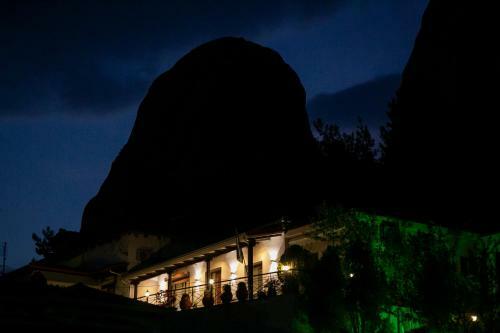 Under The Rocks Meteora Panoramic View Villa
