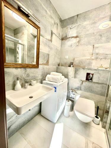 Lakeside Prestige Luxury Apartment