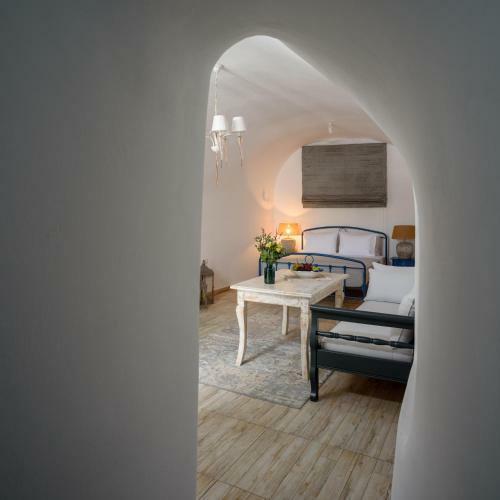 Betty's Home Santorini
