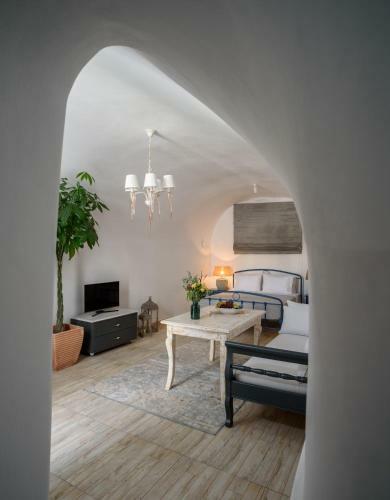 Betty's Home Santorini