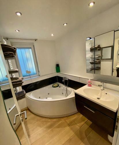 Apartamento Stilvolle Stadtwohnung Mit Balkon, Kamin, Klima