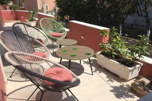 Lefko?s House- Contemporary, Fully Renovated House